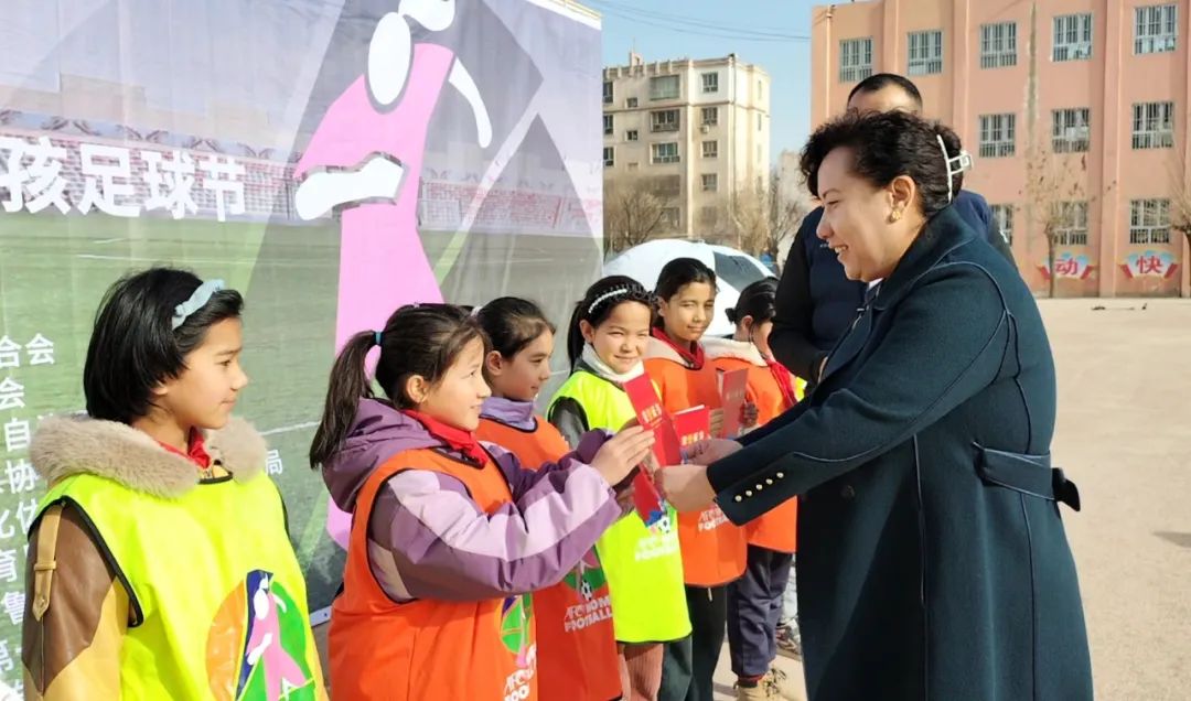 喀什地區疏勒縣關工委聯合縣足球協會開展“2024年女孩足球節”活動