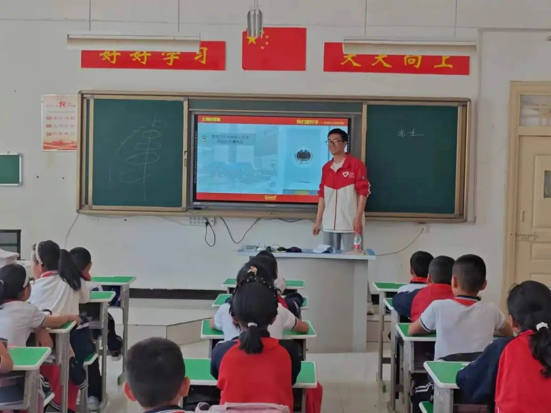新疆喀什地區巴楚縣教育局關工委走進小學開展 “我們愛科學”科普宣講活動