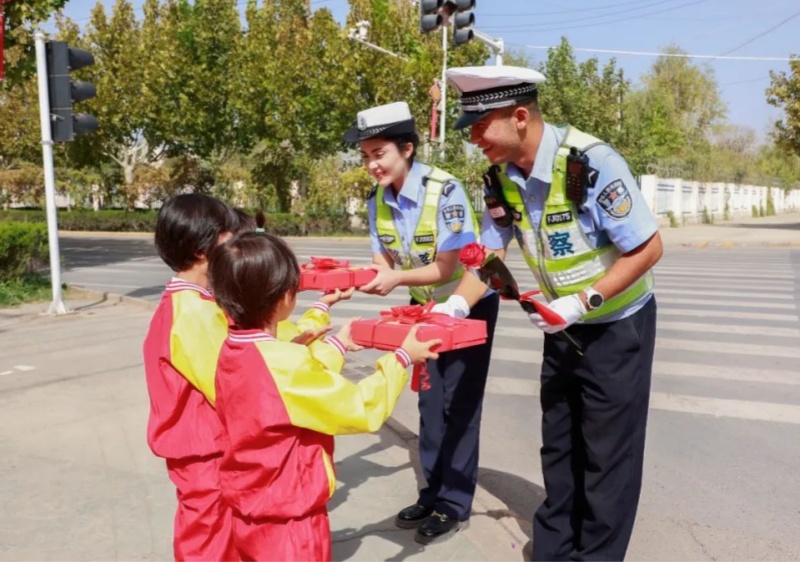 新疆喀什地區(qū)伽師縣公安局交通管理大隊“節(jié)日送祝福，警幼心連心”