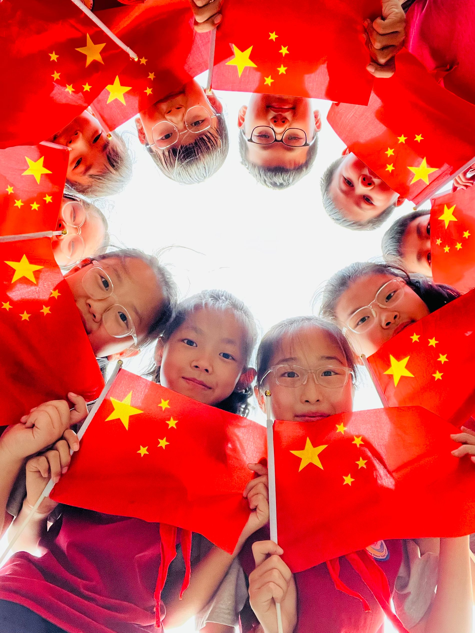 我和國旗合個(gè)影，感受最美中國紅——山東省臨沂市河?xùn)|區(qū)湯河鎮(zhèn)中心小學(xué)關(guān)工委國慶節(jié)主題活動(dòng)（一）