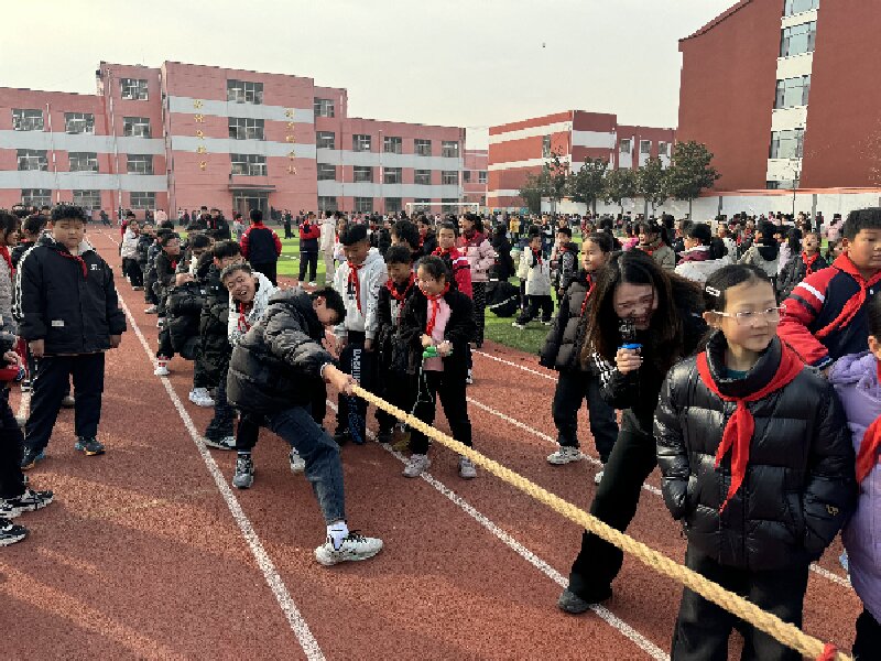 山東省臨沂市河?xùn)|區(qū)劉店子中心小學(xué)舉行別開生面的拔河比賽