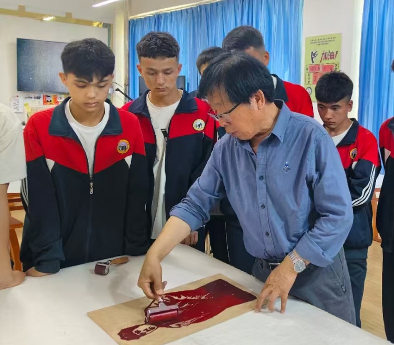 新疆喀什地區伽師縣第二中學開展“木刻版畫進校園，文化潤疆育新苗”主題活動