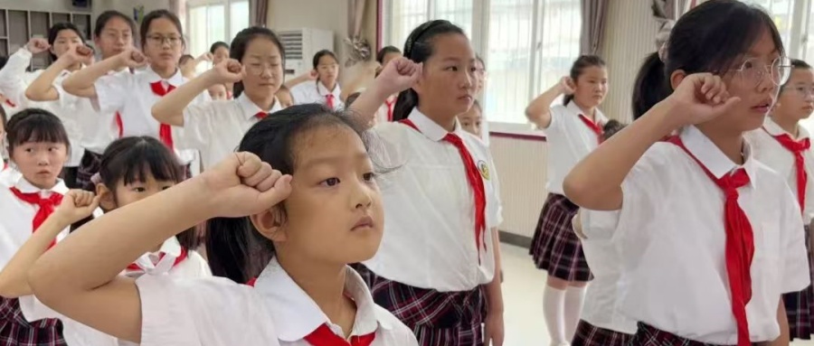 牢記黨的教導，爭做強國少年——江蘇省徐州市銅山區行知實小關工委舉行新隊員入隊儀式