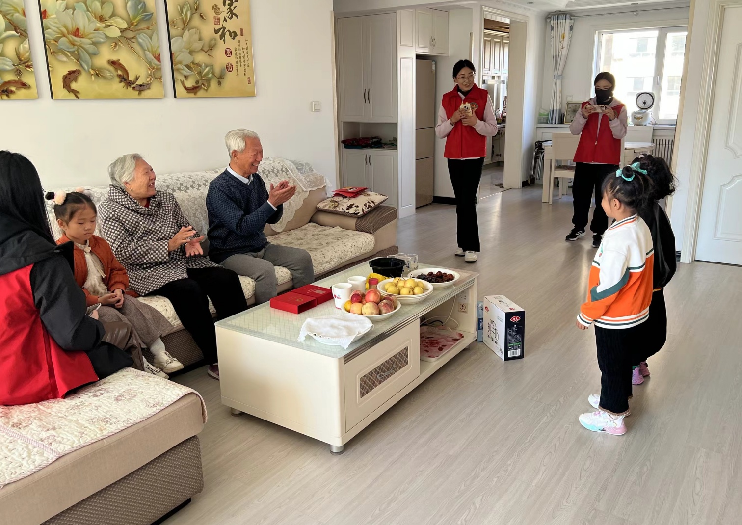 內蒙古赤峰市元寶山區東城街道銀河社區關工委、區二幼關工委聯合開展“重陽秋色暖 敬老情更濃”慰問活動
