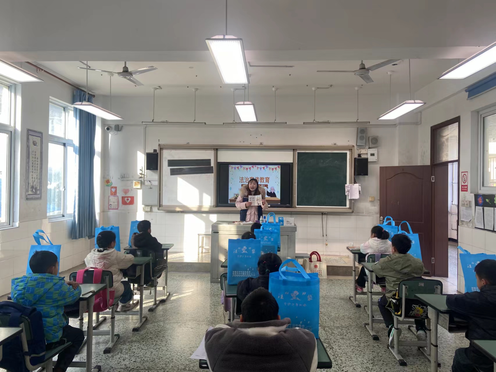 雅安市寶興縣開展“以法之名，保護未來的你”法治進校園活動