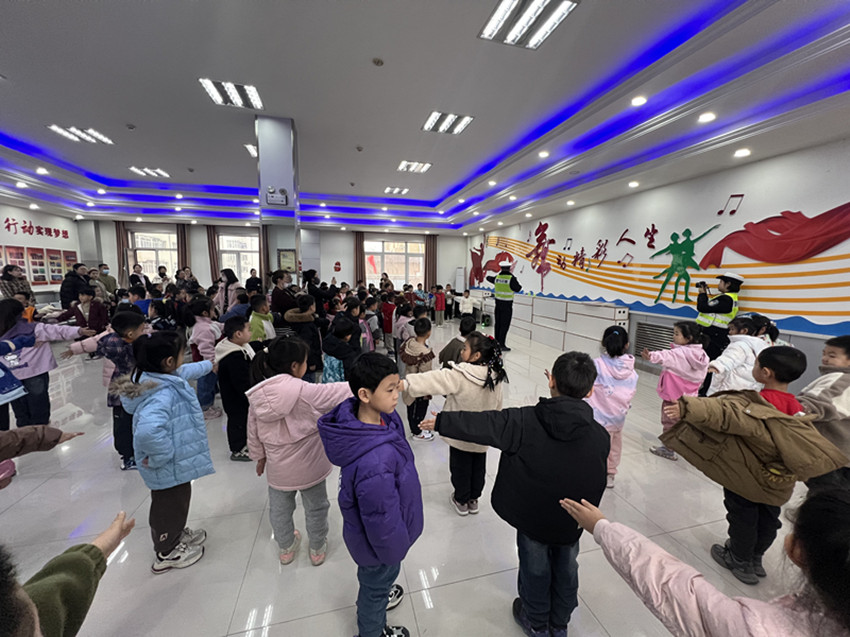 警社攜手護(hù)幼苗 安全“童”行筑未來(lái)——內(nèi)蒙古自治區(qū)赤峰市東城街道銀河社區(qū)關(guān)工委開展幼兒道路 安全啟蒙活動(dòng)