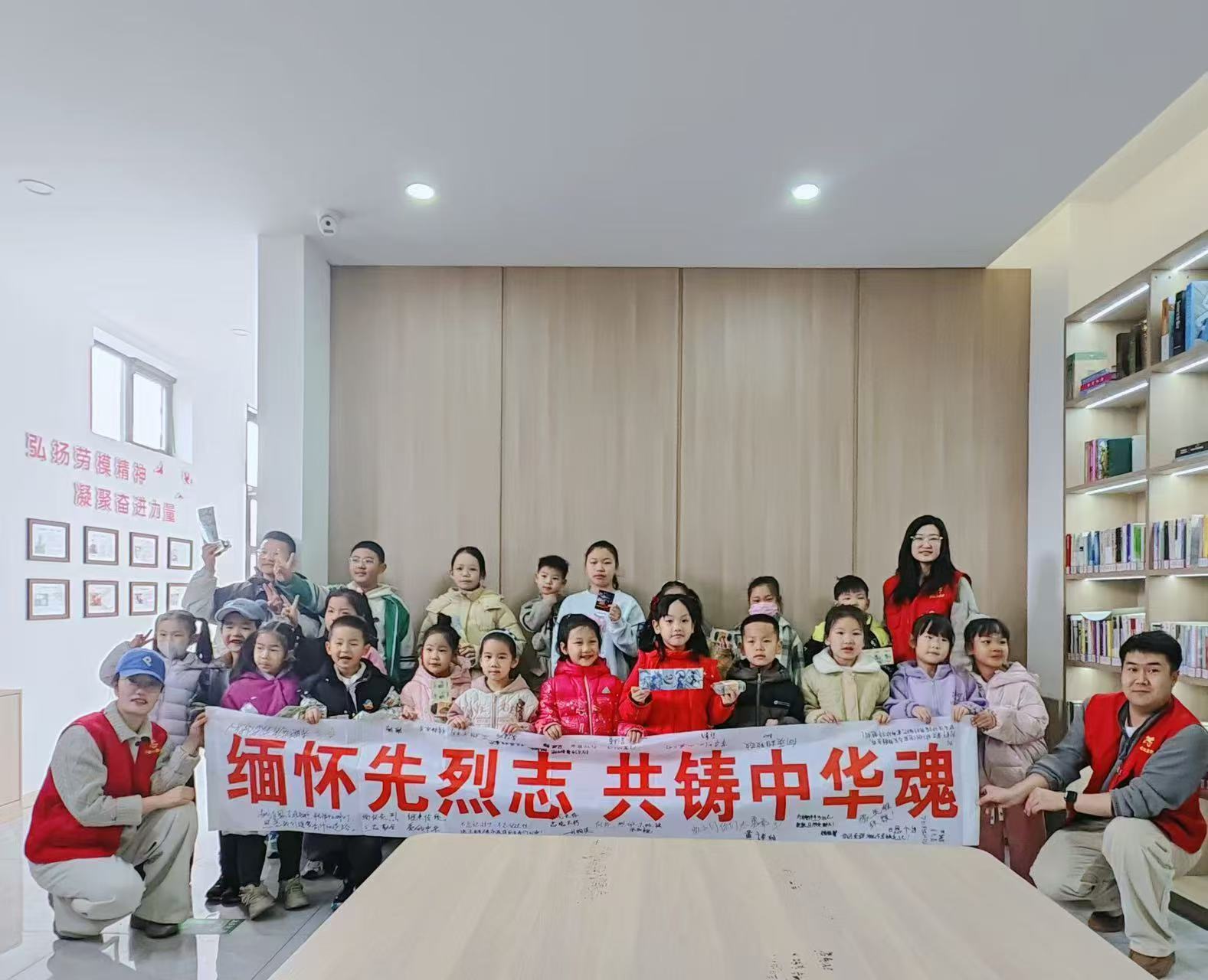 緬懷先烈志 共筑中華魂 ——內(nèi)蒙古自治區(qū)赤峰市元寶山區(qū)西城街道陽(yáng)光社區(qū)關(guān)工委清明節(jié)故事分享活動(dòng)