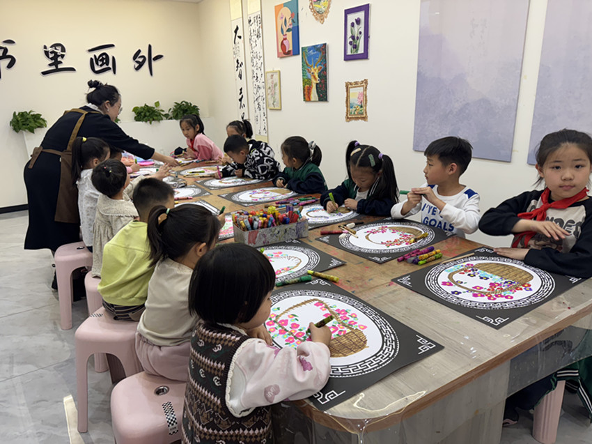 筆底繁花書歲月 卷中逸彩頌耕耘 ——內蒙古自治區赤峰市元寶山區西城街道新景四季東社區關工委開展假日繪畫活動