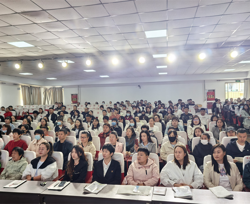 內蒙古自治區赤峰市元寶山區實驗小學舉辦“慧學提質 美行養正”家庭教育專題講座