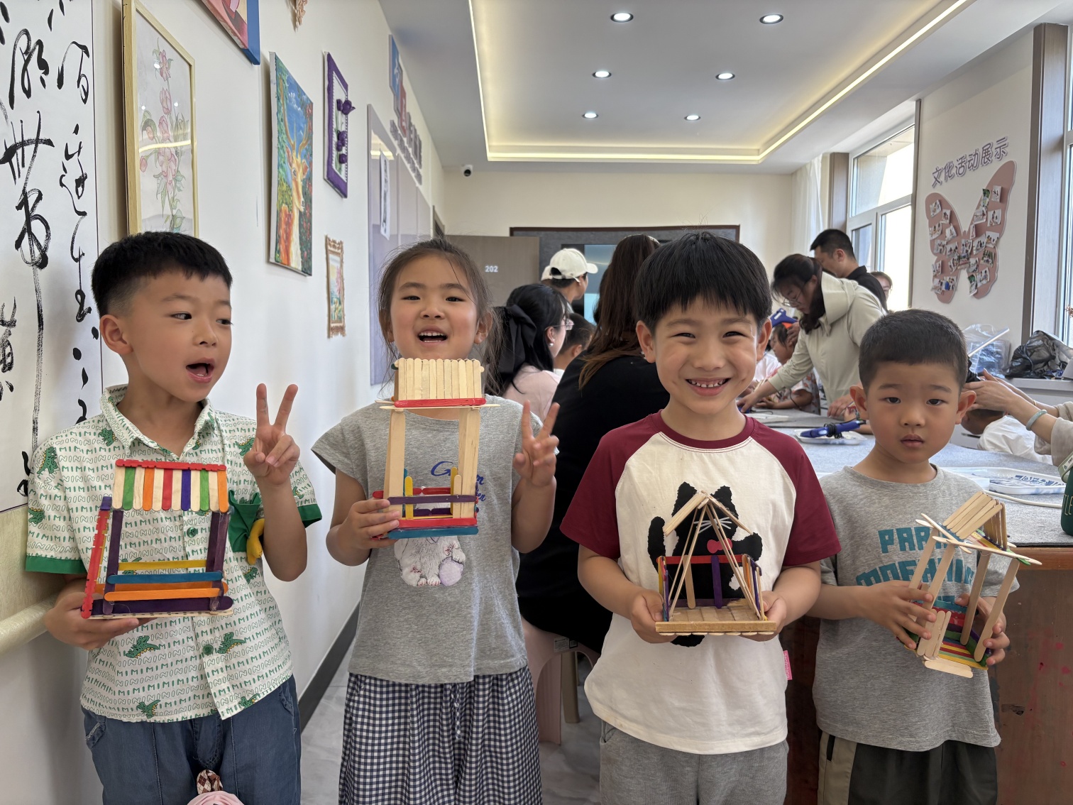 巧棍筑夢親子情 妙手繪暖家園意——內蒙古自治區赤峰市元寶山區西城街道新景四季東關工委開 展趣味創作活動