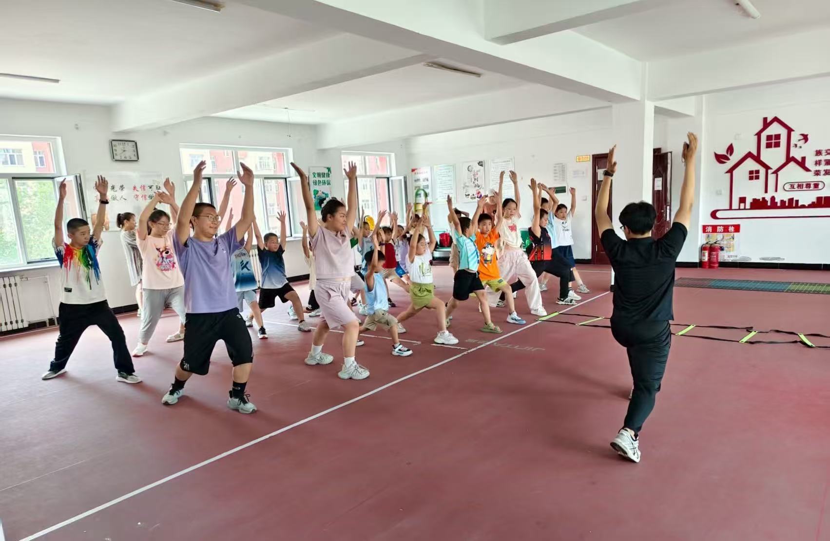 小小運動家 健康大能量——內蒙古自治區赤峰市元寶山區西城街道陽光社區關工委開展暑期兒童體能公益課