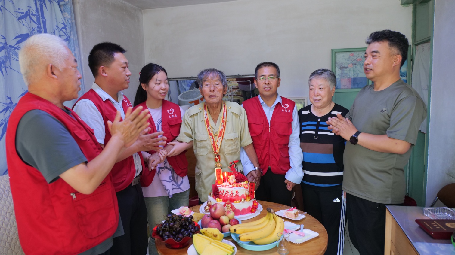 九秩老兵首嘗生日甜 ——內蒙古自治區赤峰市元寶山區草原藍哈達協會關工委為94歲抗美援朝老兵點亮生日燭光