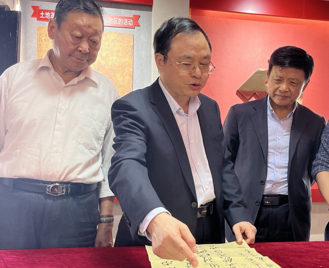 安徽省廬江縣“五老”志愿者來(lái)到泥河鎮(zhèn)，指導(dǎo)愛國(guó)主義教育基地建設(shè)