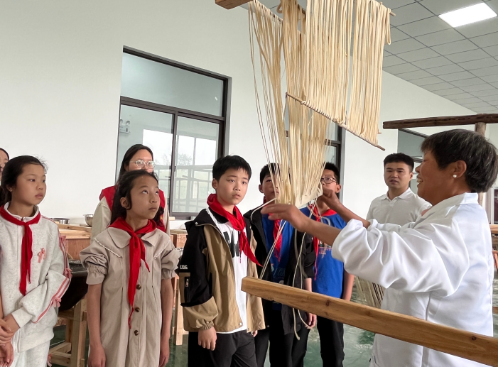 合肥市廬江縣泥河鎮洋河小學關工委組織學生體驗傳統手工掛面制作