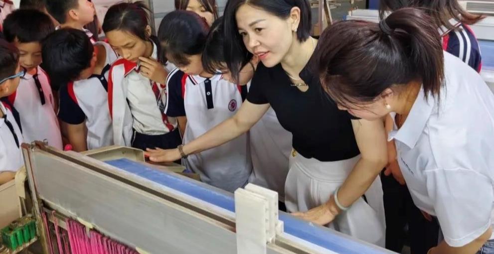 江西撫州崇仁縣馬鞍鎮人民政府關工委和馬鞍鎮中心小學關工委特開展“開拓視野 小學生企業行”文化教育活動