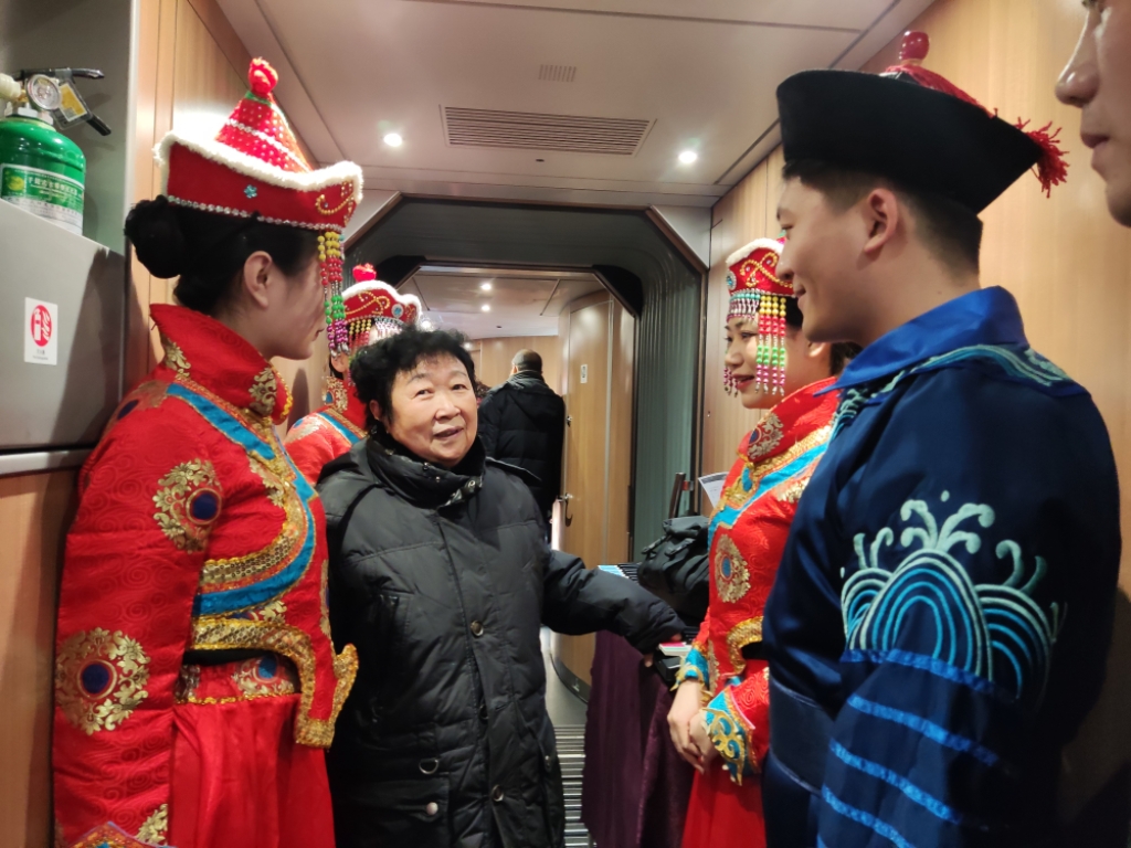 沈陽(yáng)客運(yùn)段關(guān)工委提前部署春運(yùn)工作，攜手青年志愿者溫暖旅客回家路，確保春運(yùn)任務(wù)圓滿完成