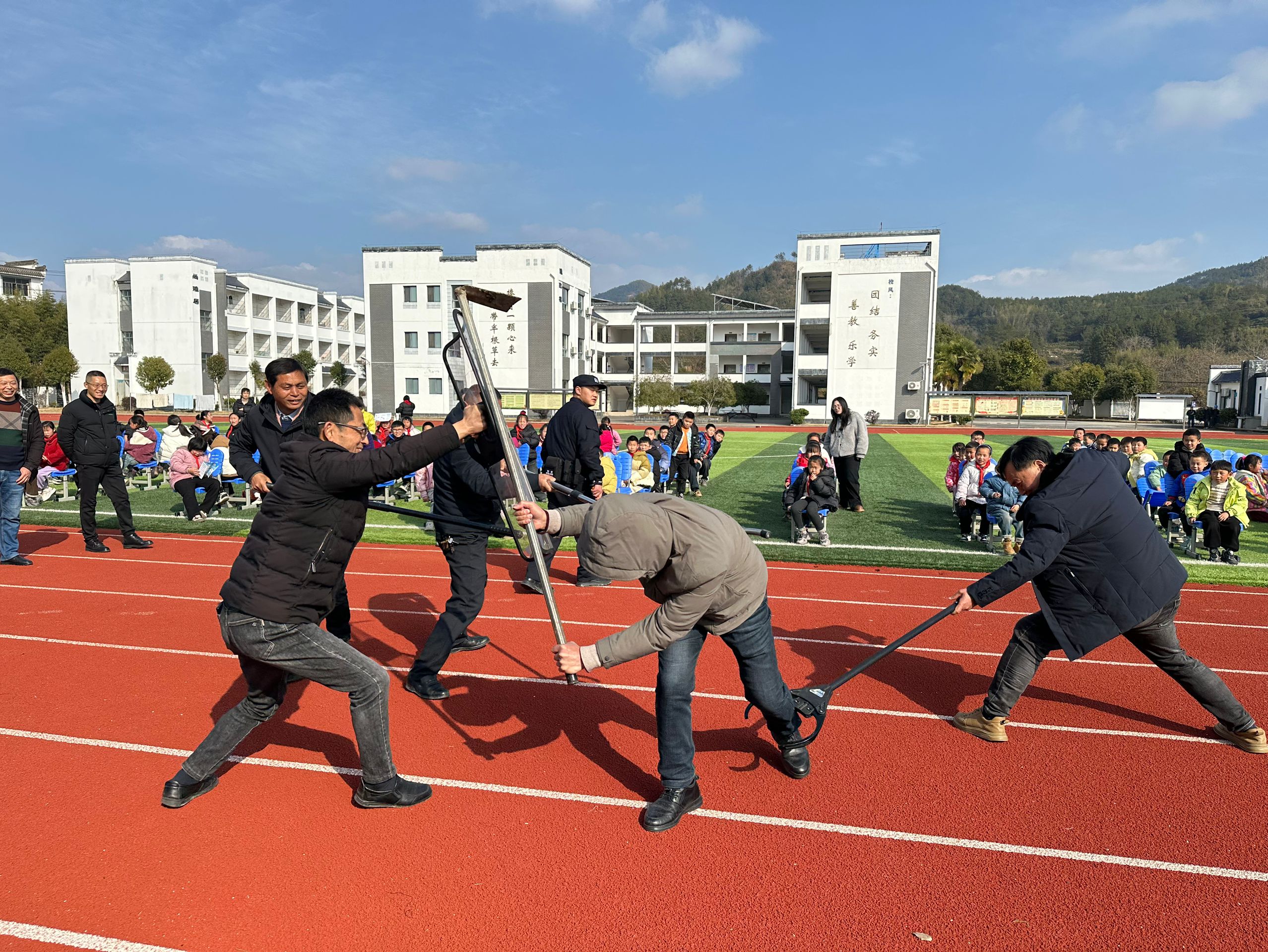 安徽省黃山市徽州區(qū)呈坎鎮(zhèn)關(guān)工委開(kāi)展“三位一體”安全宣講進(jìn)校園活動(dòng)