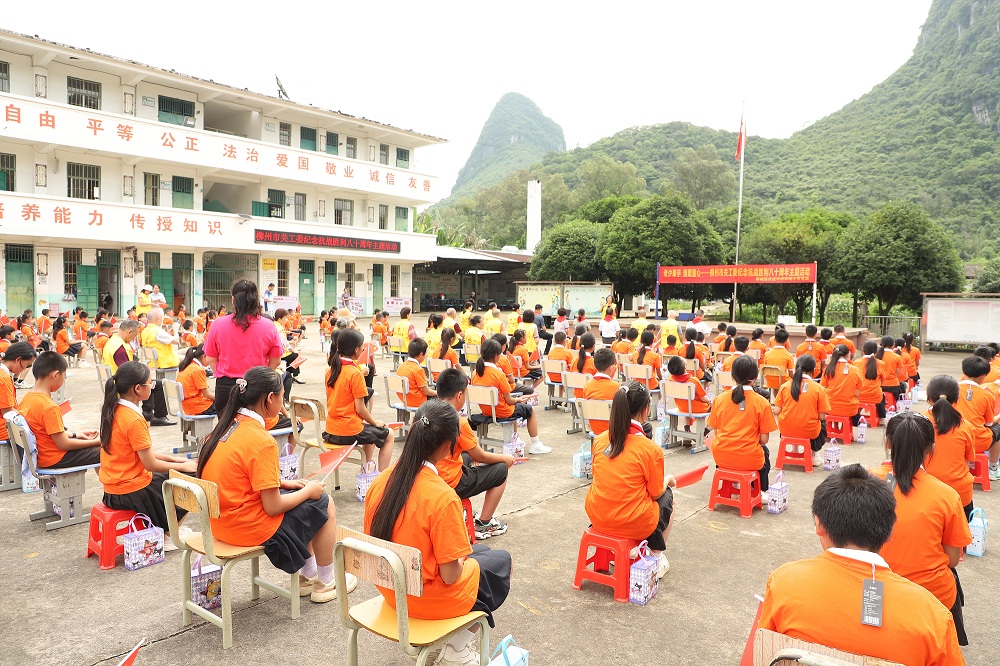 老少牽手 情暖童心 ——柳州市關工委舉辦紀念抗戰勝利八十周年主題活動走進柳城縣伏虎華僑農場小學專場