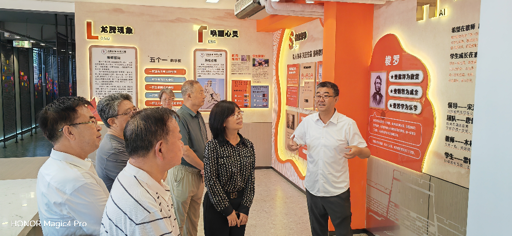 河北省秦皇島市關工委到山海關龍騰學校調研關心下一代工作