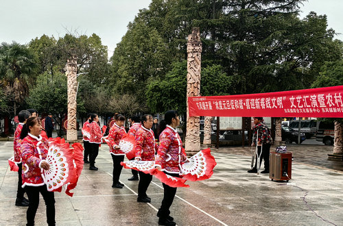 貴州省貴陽(yáng)市烏當(dāng)區(qū)東風(fēng)鎮(zhèn)關(guān)工委開(kāi)展“歡度元旦促和諧·喜迎新春踐文明”文藝匯演暨農(nóng)村“五治”宣傳活動(dòng)