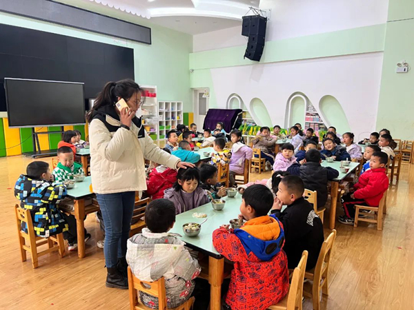 四川省寧南縣第三幼兒園關工委開展“食物中毒”應急演練及食品安全教育活動