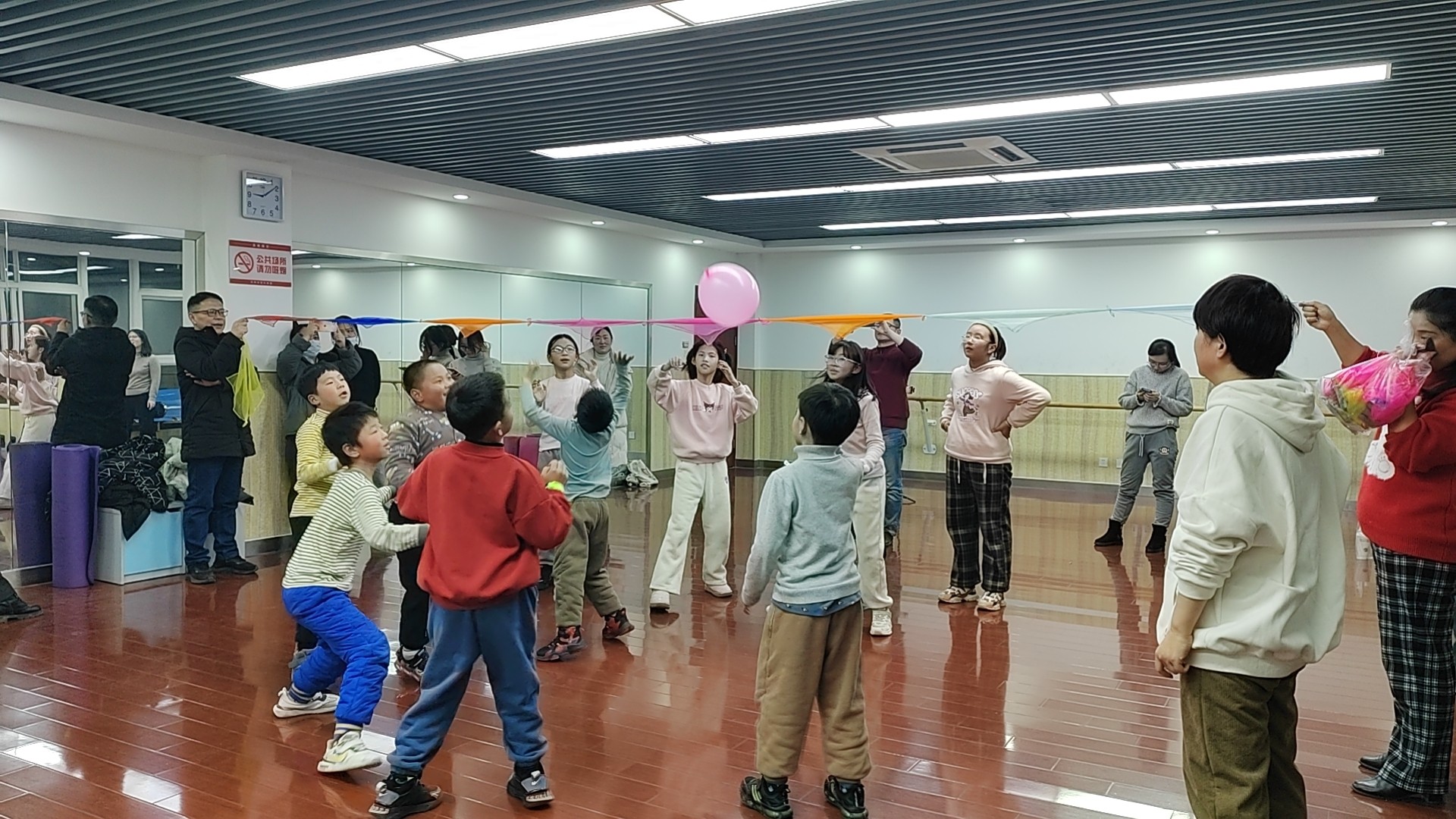 安徽省合肥市包河區煙墩街道欣園社區關工委開展“促進全腦學習 融洽親子關系”親子活動