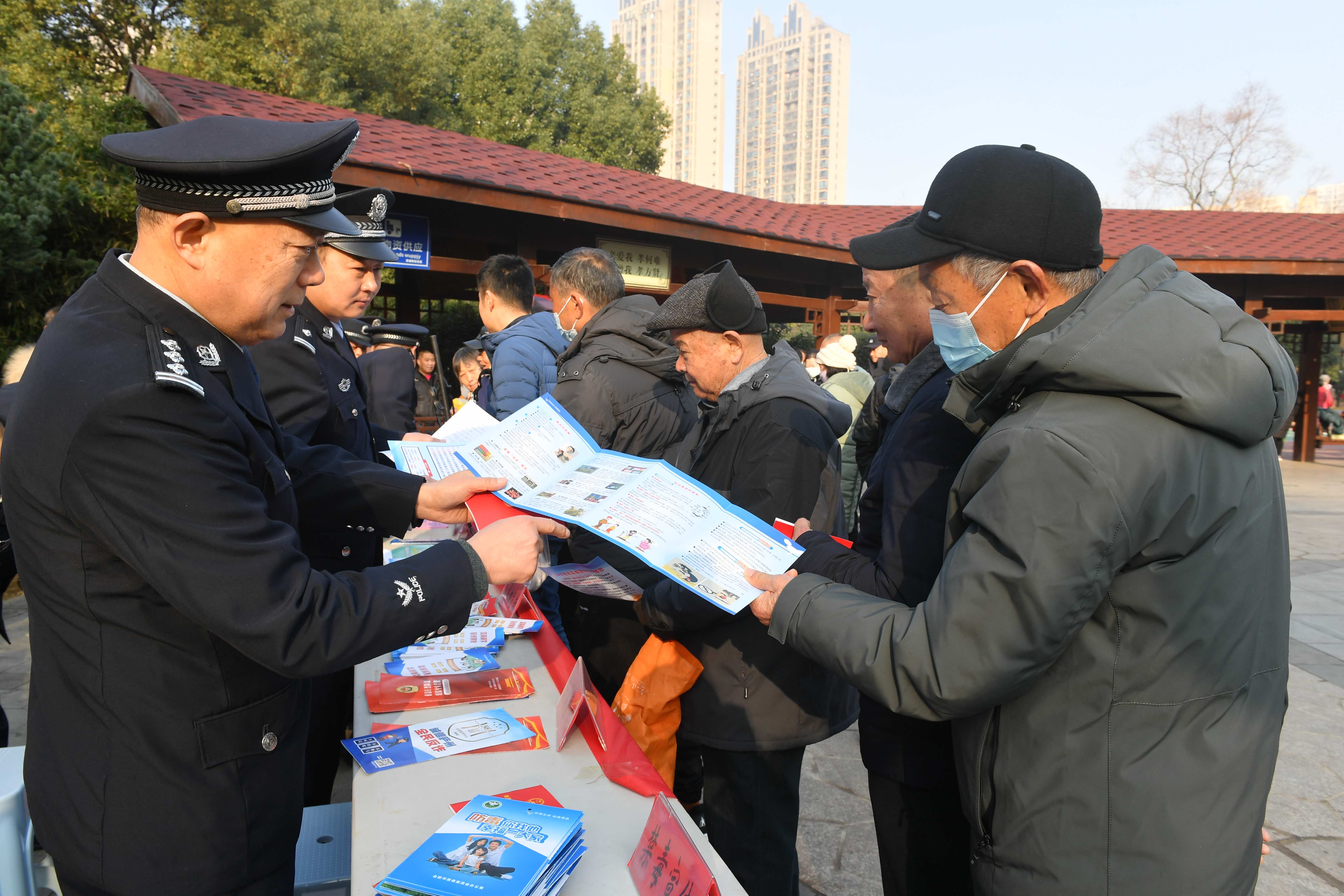 安徽省合肥市包河區濱湖世紀社區清楓居委會關工委開展“中國人民警察節”主題宣傳活動