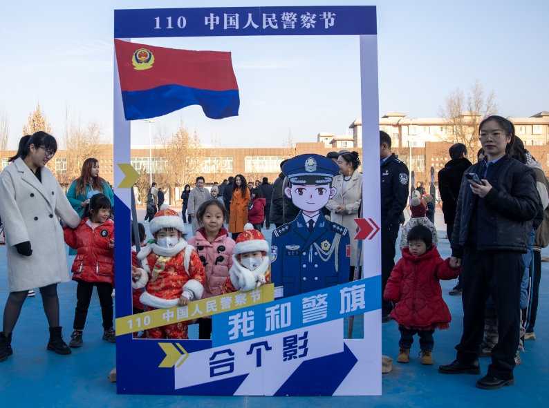 新疆喀什地區(qū)伽師公安舉辦“第四個(gè)中國人民警察節(jié)警營(yíng)開放日”活動(dòng)