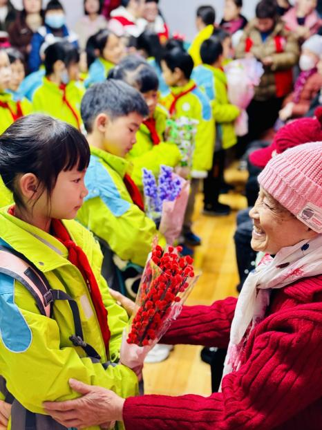 四川省成都市金牛區(qū)永陵社區(qū)關(guān)工委開展“紅領(lǐng)巾進社區(qū) 送服務(wù)暖人心”關(guān)愛老人志愿服務(wù)活動