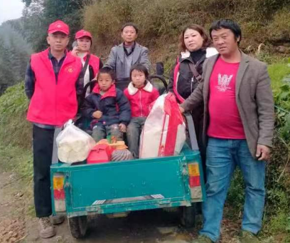 四川省宜賓市興文縣僰王山鎮(zhèn)關工委攜手愛心人士開展春節(jié)前送溫暖活動