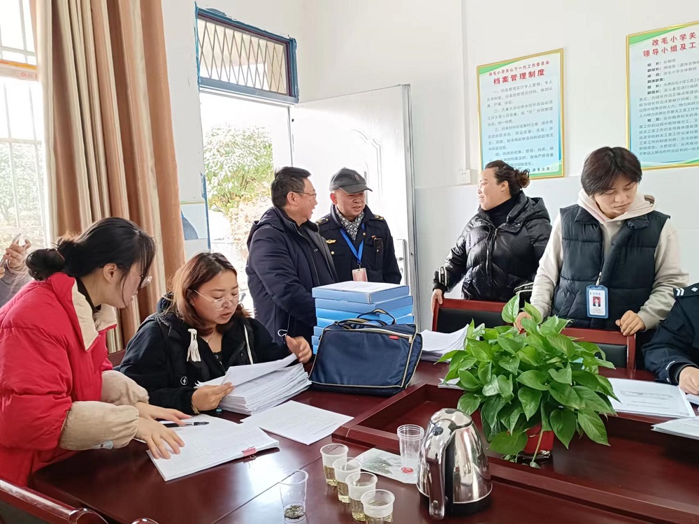 貴陽市花溪區(qū)孟關鄉(xiāng)關工委進行校園安全檢查