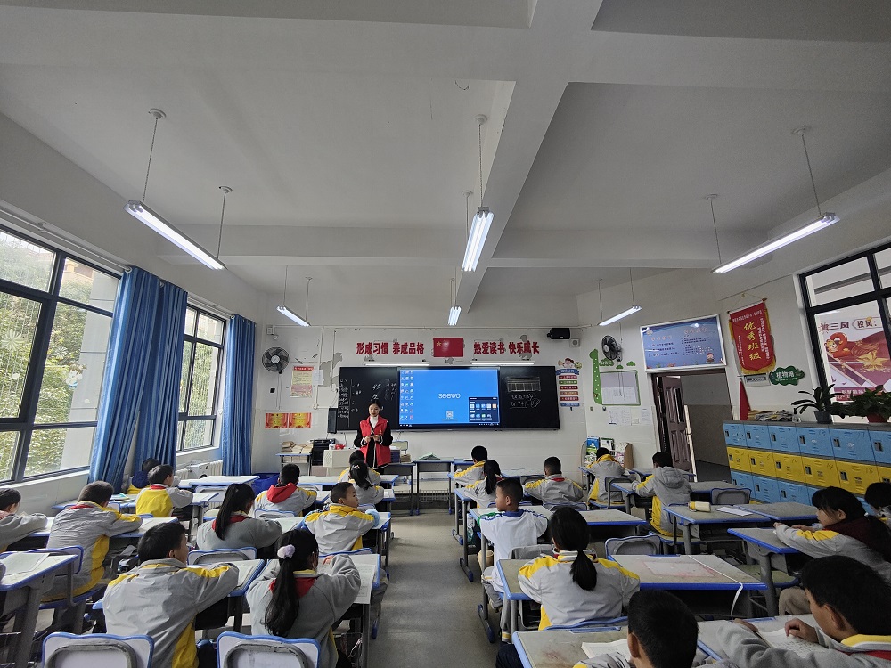貴陽市花溪區(qū)黃河路街道關工委開展“憲法宣傳”進校園教育志愿服務活動