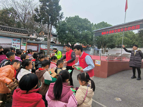 貴州省貴陽市烏當區偏坡布依族鄉：把穩道路交通安全“舵” 護航青少年出行安全