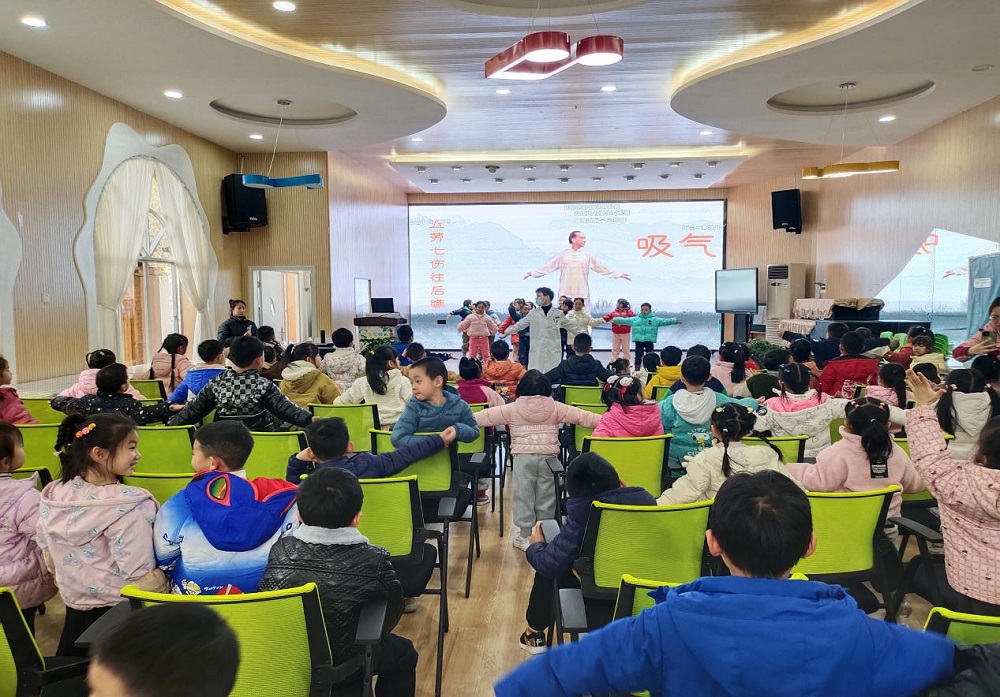 貴陽市花溪區(qū)陽光街道關(guān)工委開展“生命的來源 科學(xué)的健身”活動