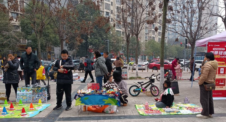 金牛區玉壘社區關工委開展兒童“跳蚤年貨節”活動