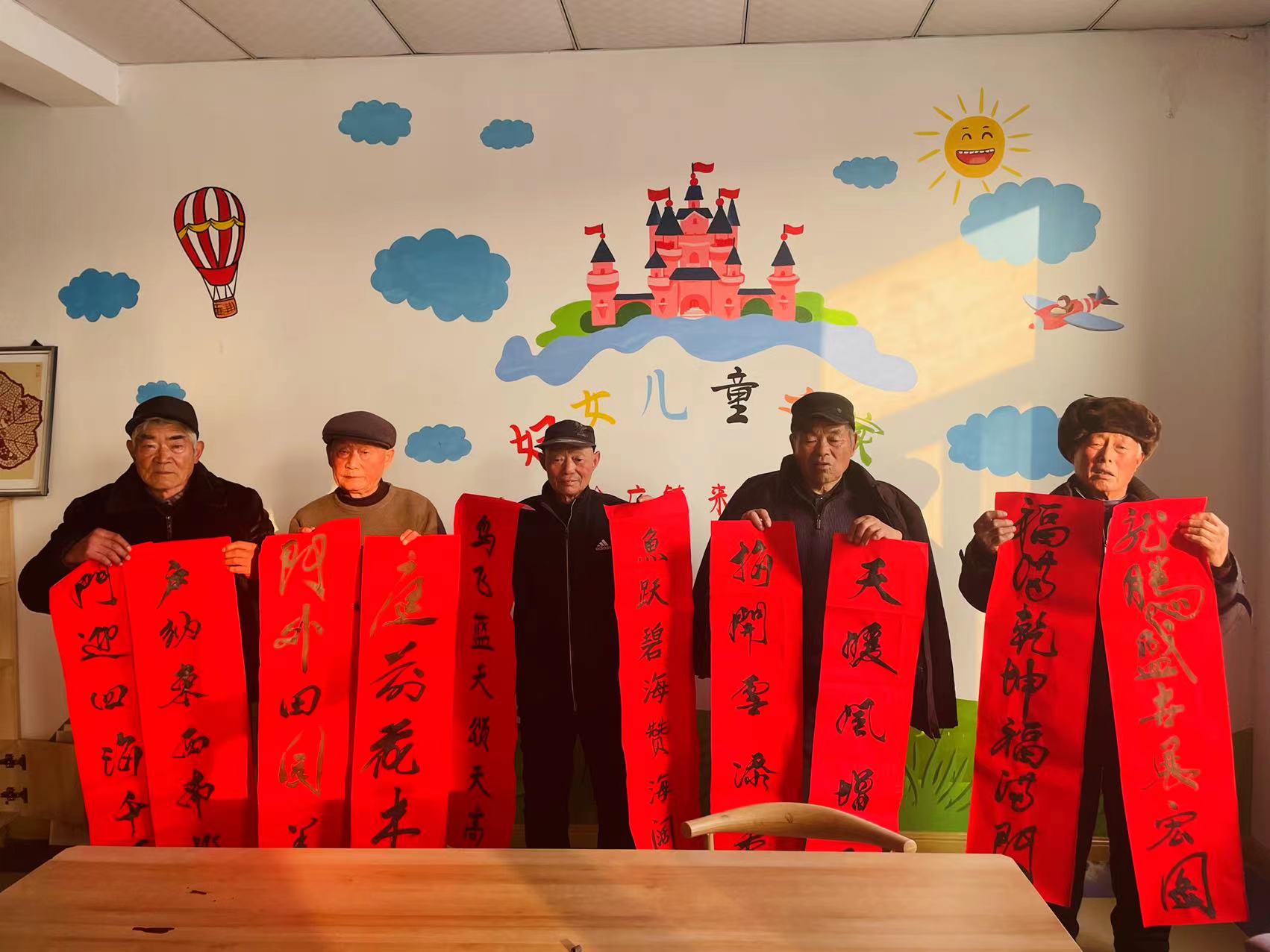 徐州經開區徐莊鎮來安村關工委：書寫春聯送祝福 翰墨飄香迎新春