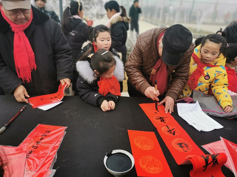萬象迎新春 | 徐州經(jīng)開區(qū)徐莊鎮(zhèn)龍?zhí)锎尻P(guān)工委：“龍騰新春 筆墨生輝”迎新春送春聯(lián)活動(dòng)