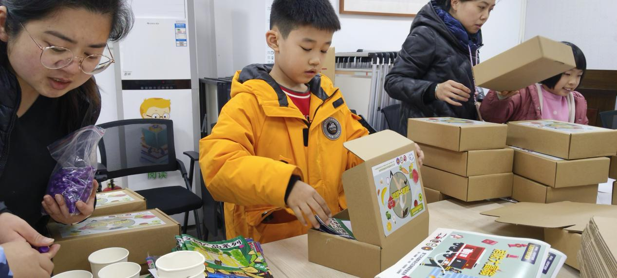 四川省成都市金牛區茶店社區關工委開展兒童文創產品設計制作活動