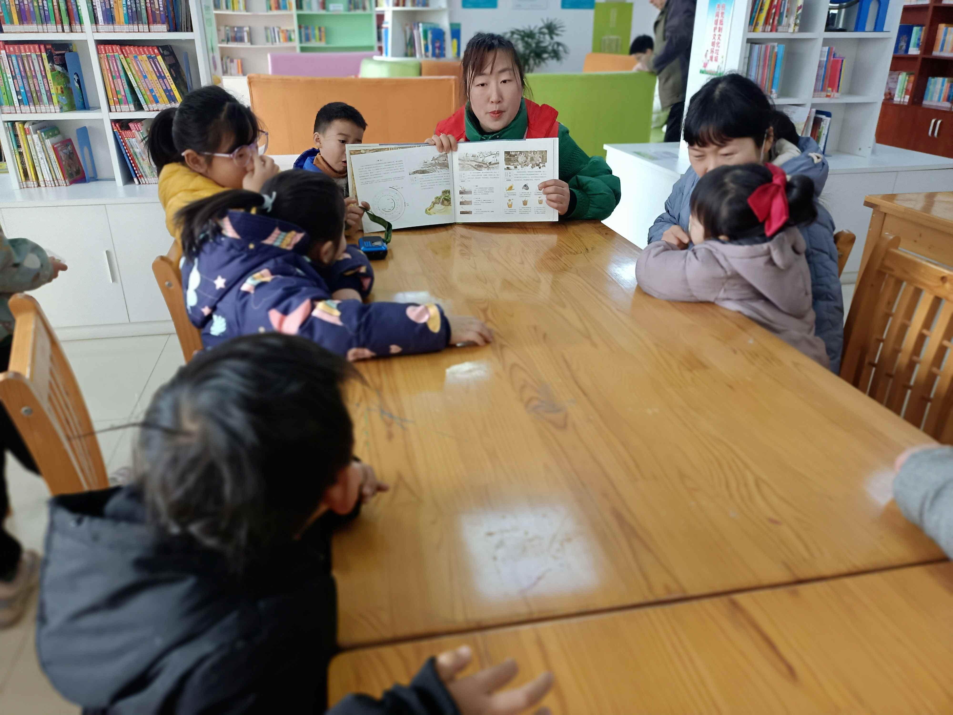 安徽省合肥市包河區煙墩街道欣園社區關工委開展了一場“粒粒皆辛苦——節約糧食”的農家書屋繪本閱讀活動