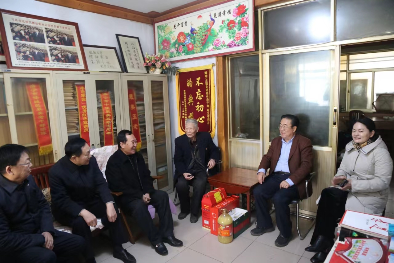 山東省濟寧市關工委領導來任城區走訪慰問 “五老”