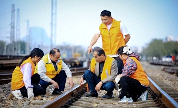 中國鐵路南寧局集團公司柳工務(wù)段關(guān)工委組織“五老”傳技助力青工戰(zhàn)春運保安全