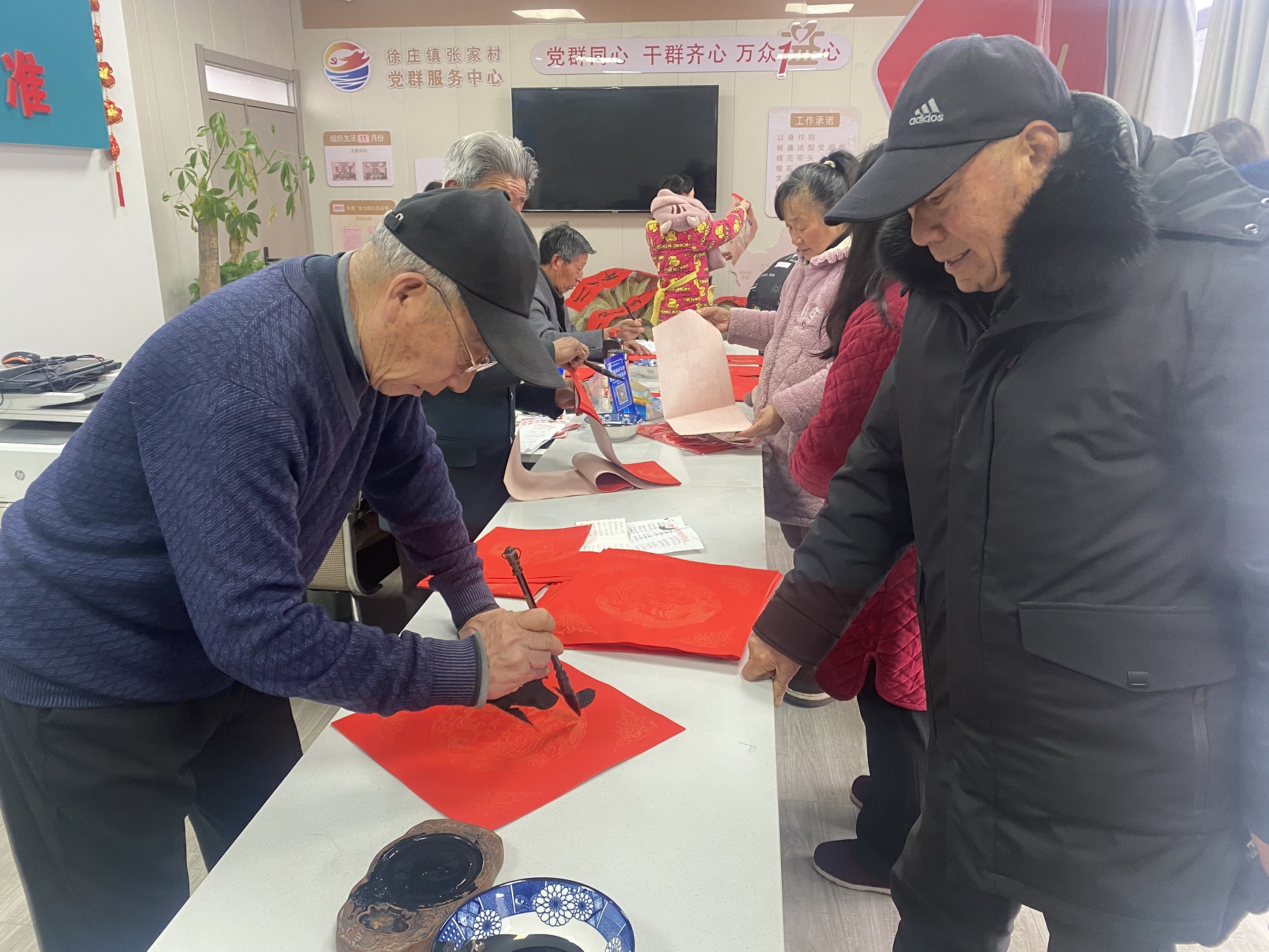 徐州經開區徐莊鎮張家村關工委：春聯送祝福 翰墨暖人心“迎新春 送春聯”活動