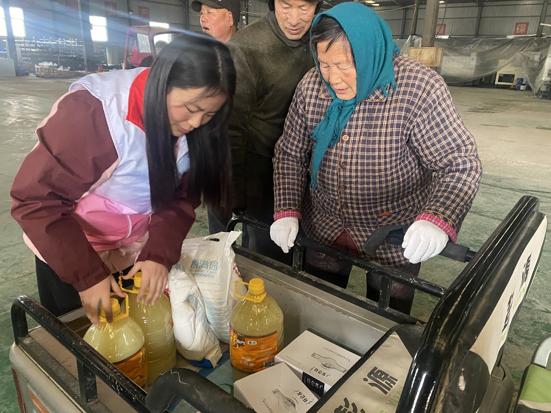 徐州經開區徐莊鎮張家村關工委：寒冬送溫暖 情暖老人心