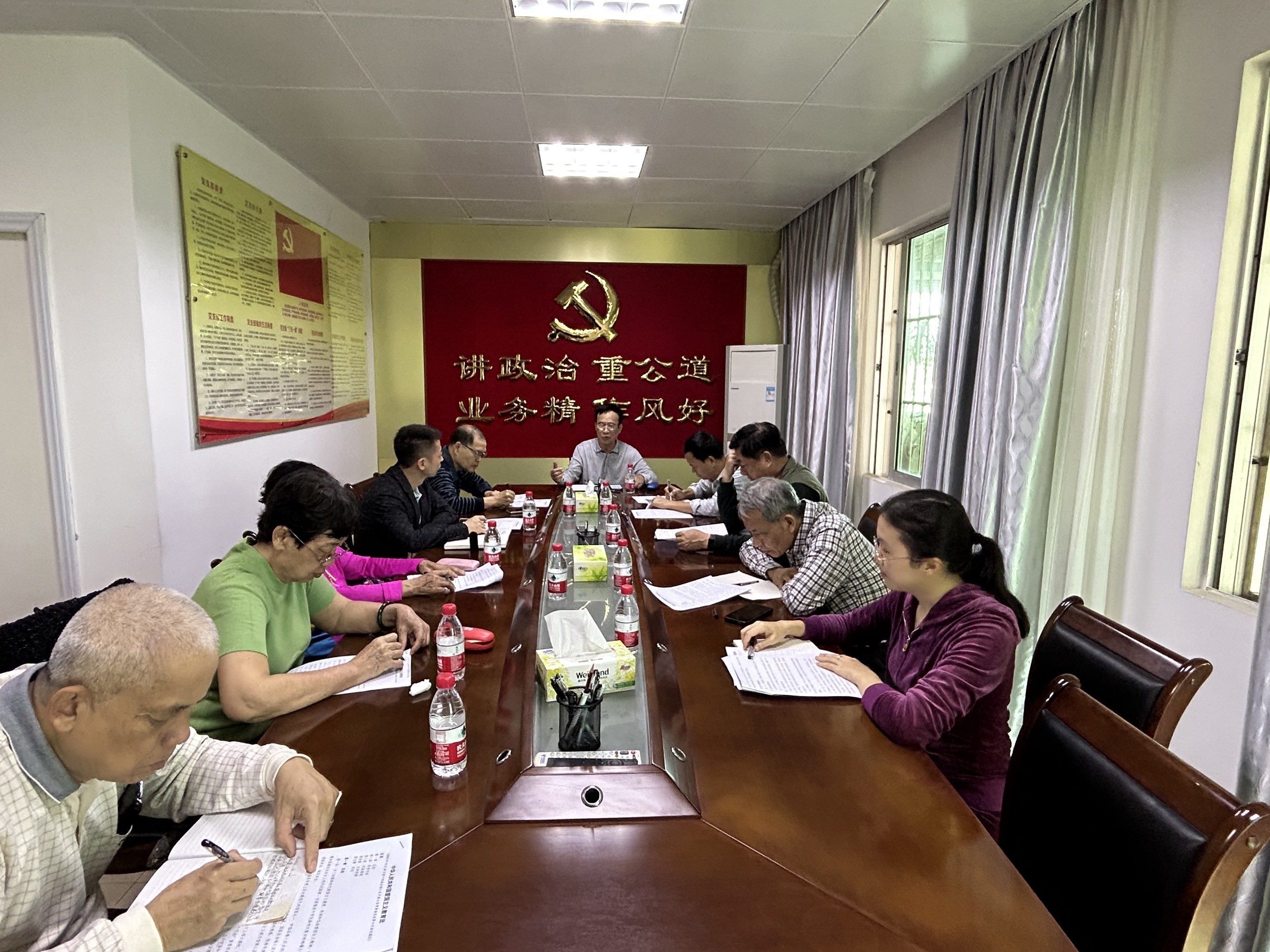 海南省海口市美蘭區(qū)關(guān)工委召開集中學(xué)習(xí)會，學(xué)習(xí)《愛國主義教育法》