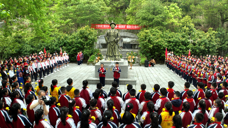 湖南省吉首市第八小學關工委：崇尚英雄，祭奠英烈