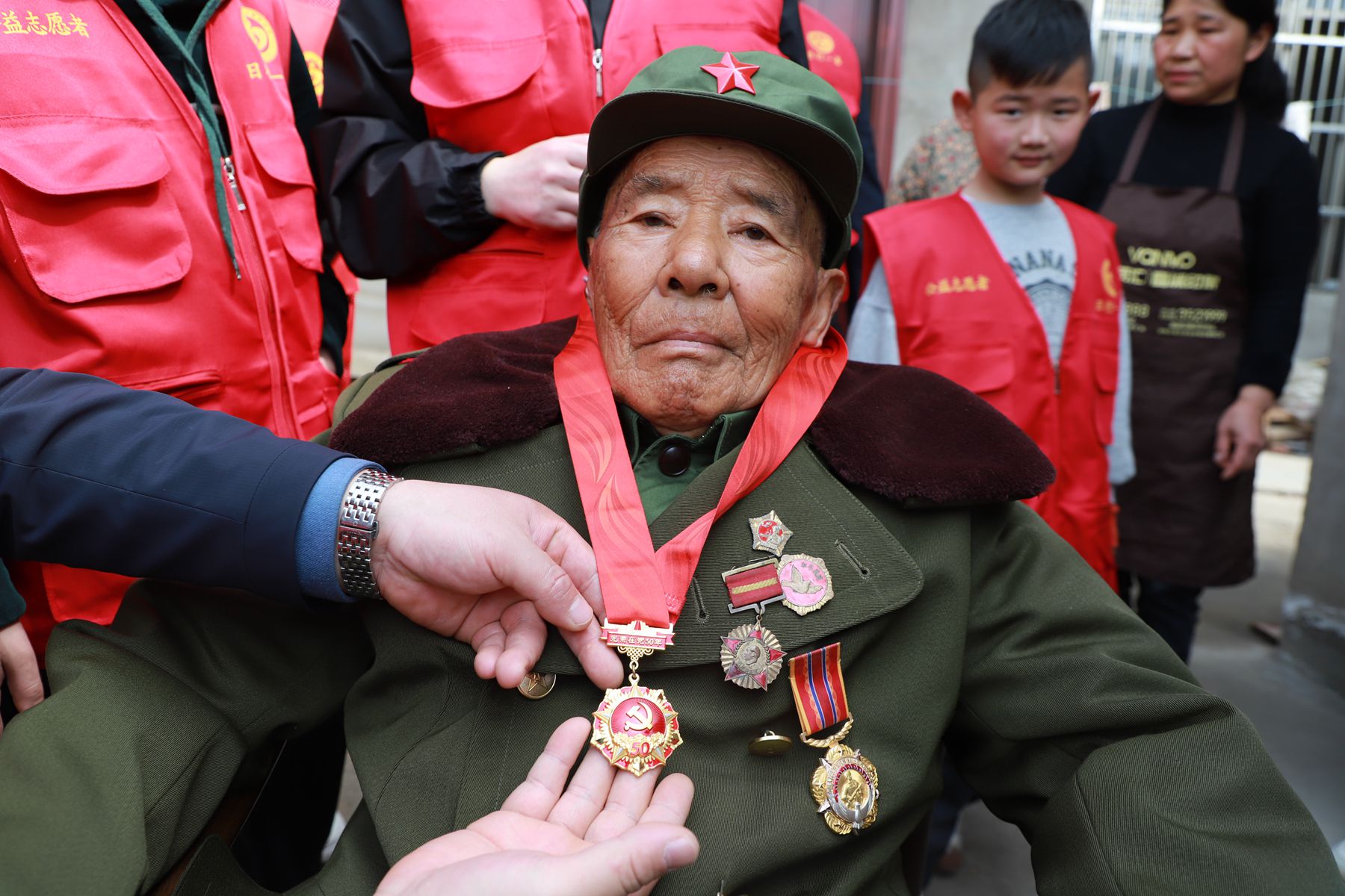 安徽省阜南縣為九旬老兵送上生日祝福