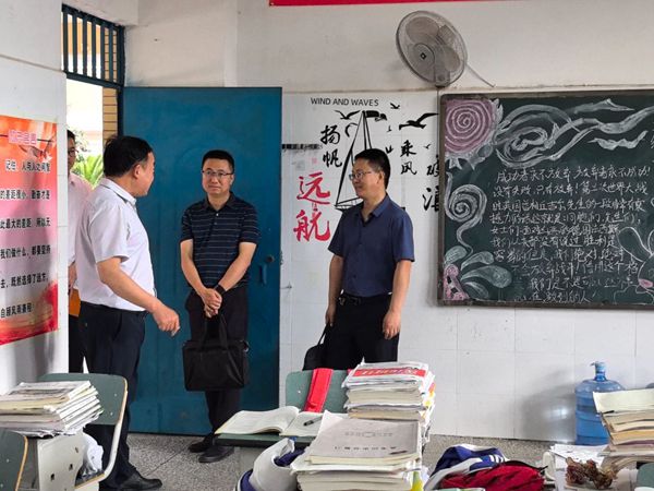 涼山州寧南縣關工委調研指導寧南職校近期重點工作