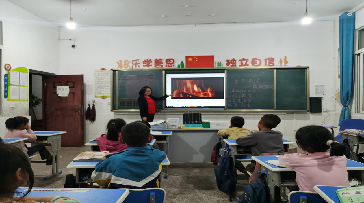 四川涼山州甘洛縣關工委進校園開展護林防火宣傳活動