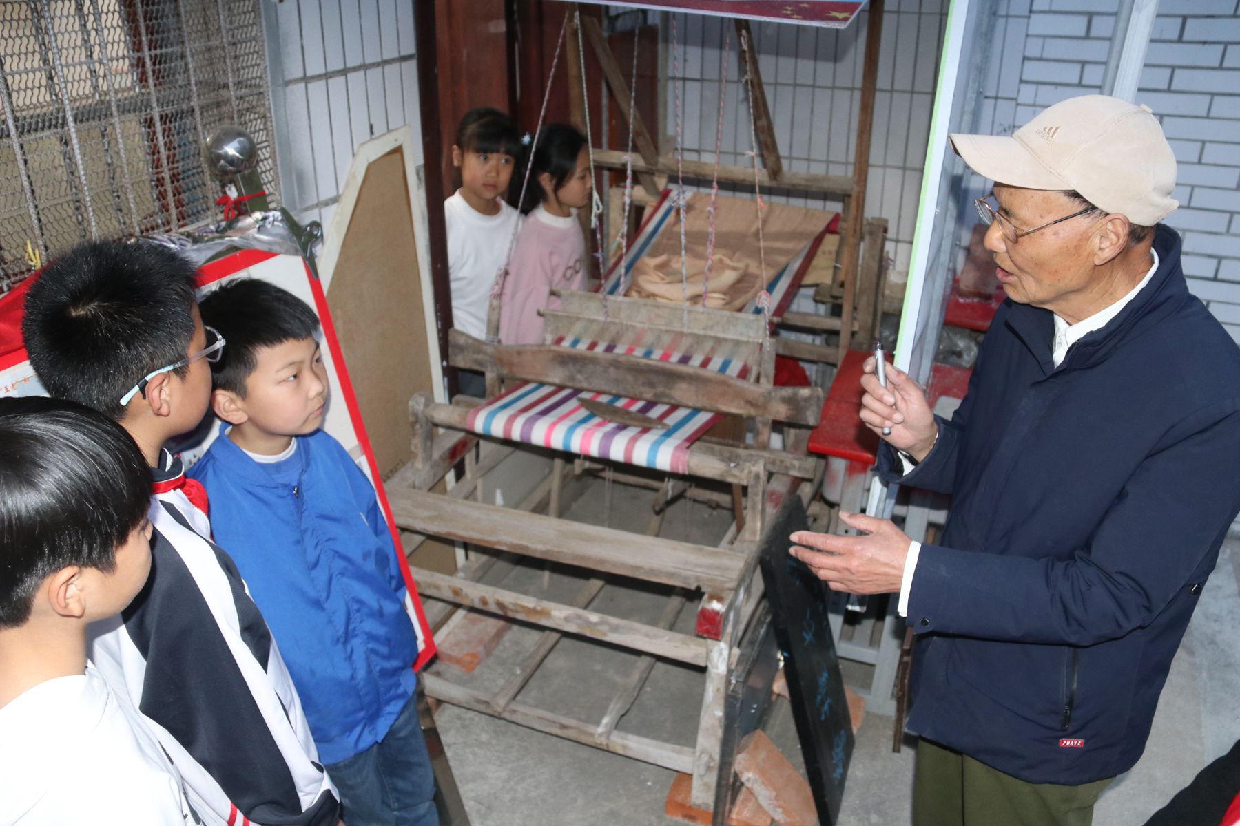 安徽省阜南縣鹿城鎮(zhèn)前進(jìn)社區(qū)關(guān)工委組織轄區(qū)留守兒童參觀“淮潁農(nóng)耕文化展館”