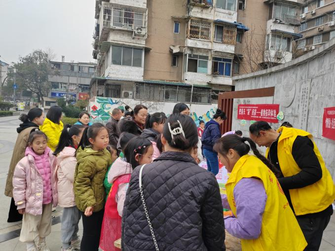 成都市金牛區青羊北路社區關工委開展“紅色領航，綠色生活”垃圾分類活動